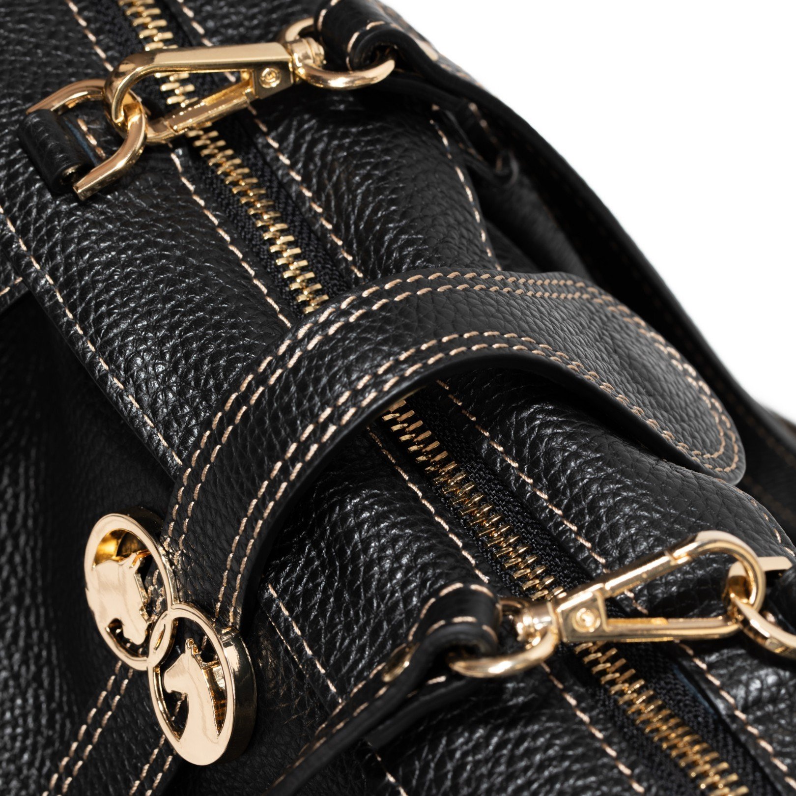 Detail van gespen en ritsen van een Cane & Cavallino tas reinigen